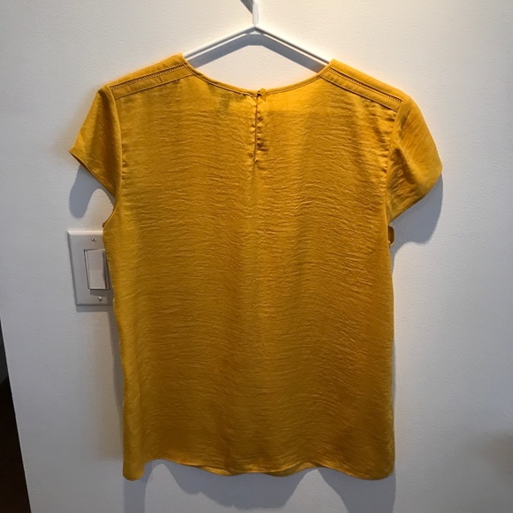 Banana Republic Blouse in Medium - Picture 2 of 7